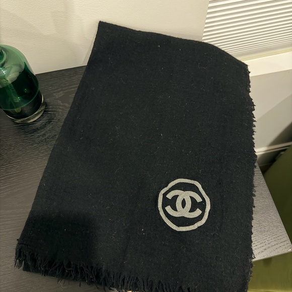 CHANEL Classic Black Wool Scarf - Picture 2 of 9